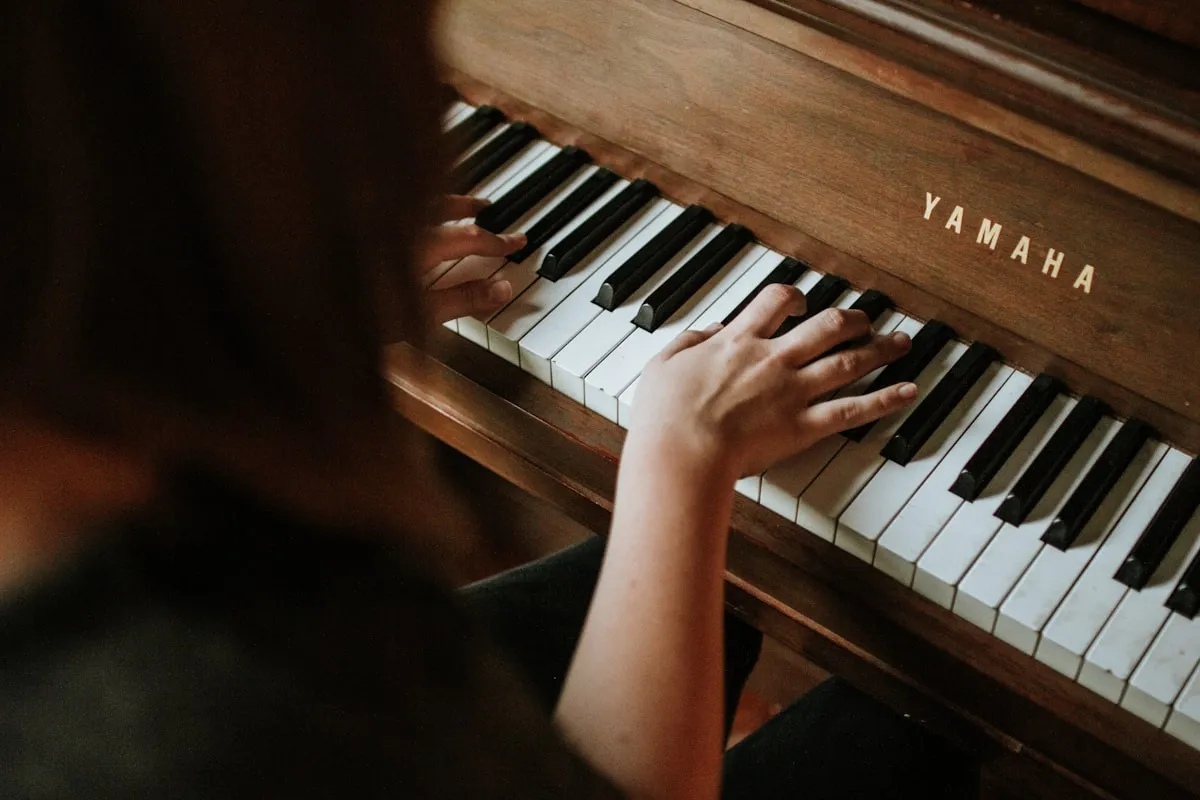 Teclado musical escuro