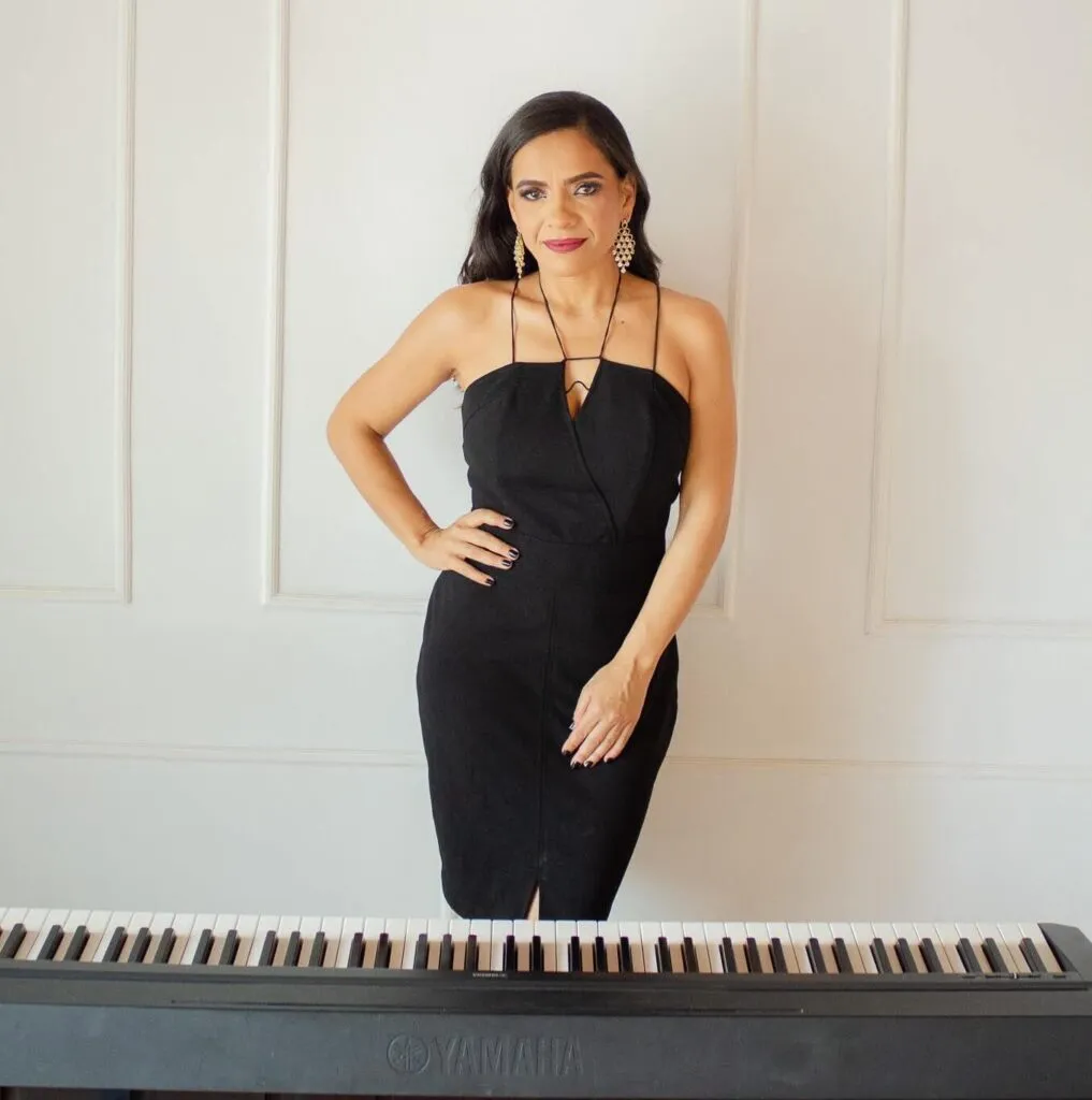 Professora de teclado Aline Fróes